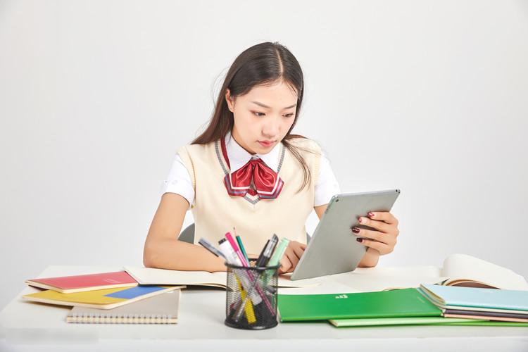 小米手机主板2个月坏两次，用户：烧主板不是个例「新闻三剑客」